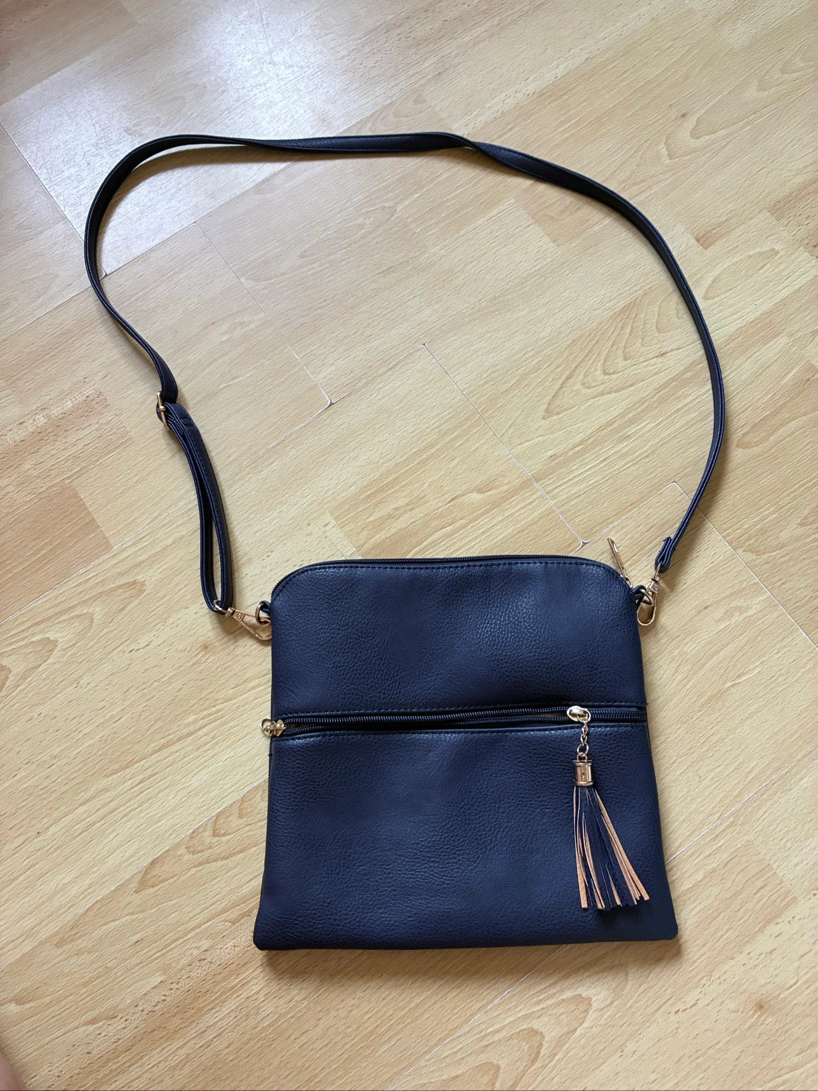 Sac à bandoulière dorée marine similicuir femme